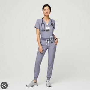 Figs vapor blue small set, Zamora pants and Rafaela top. 10/10